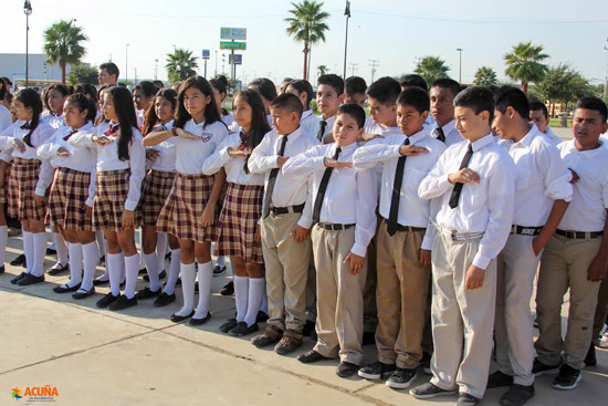 Con ceremonia de izamiento a la bandera inician acciones del Mes Patrio 