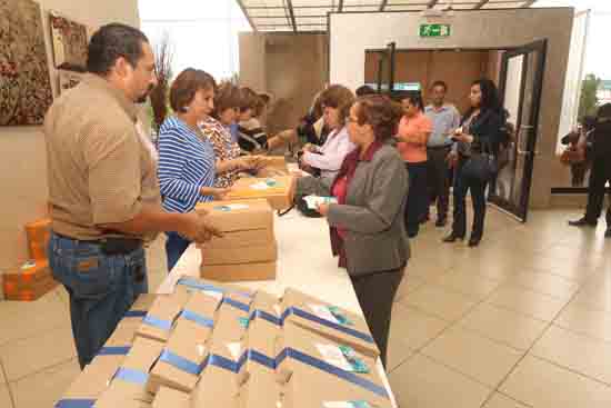 UA de C Festeja a las Secretarias en su Día 