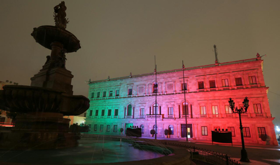 'Se visten' tricolores Palacio y Centro de Gobierno 