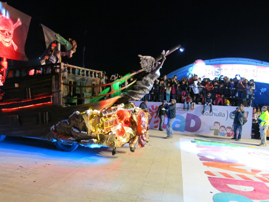 En paz y tranquilidad, más de  100 mil laguneros disfrutan del desfile navideño “Dulce Navidad” 