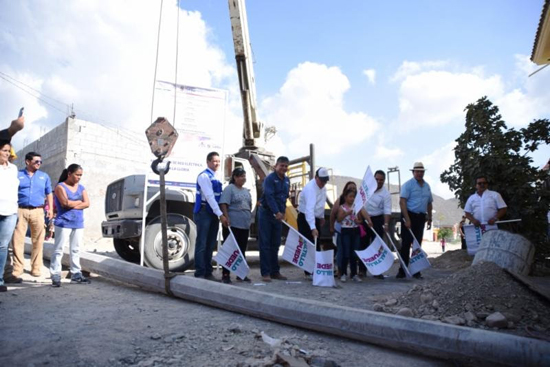 Inicia Isidro instalación de red eléctrica en colonia La Gloria 