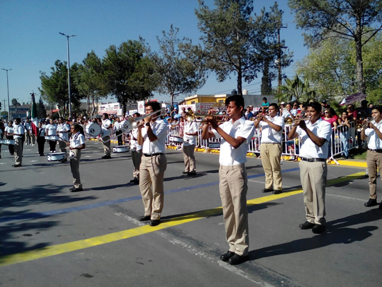 Encabeza gobernador desfile conmemorativo por 207 Aniversario de la Independencia de México 