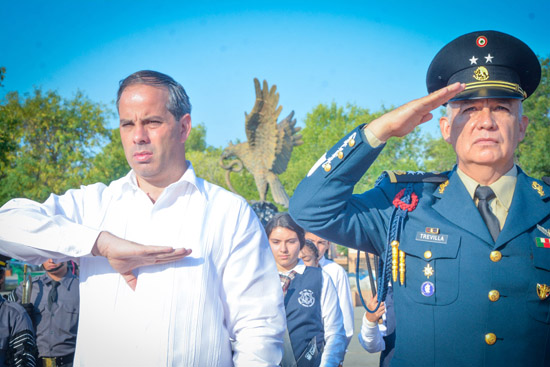 INICIA MES DE LA PATRIA CON CEREMONIA DE HONORES A LA BANDERA 