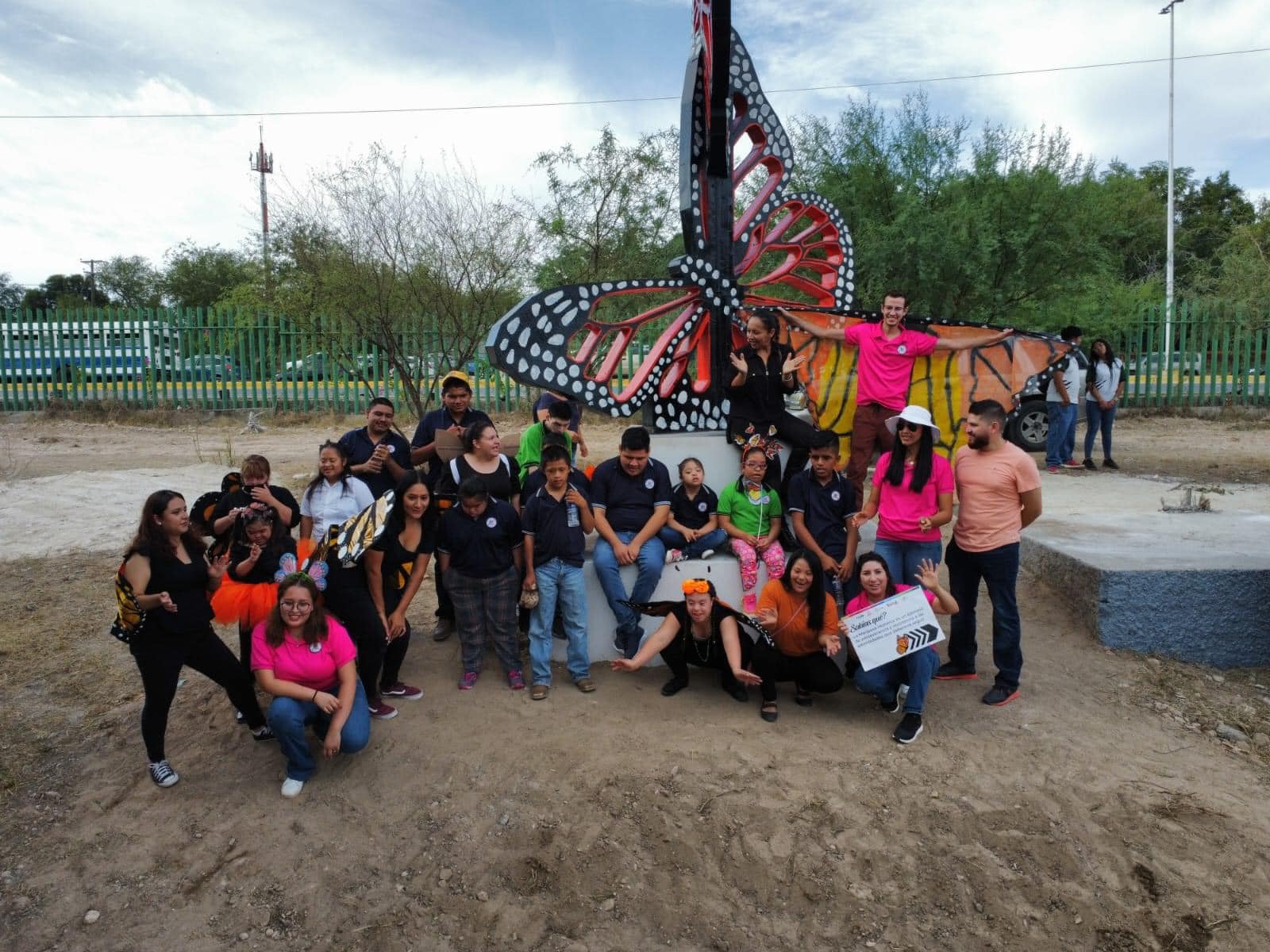 CON ALEGRE FESTIVAL, DEVELACIÓN DE MONUMENTO Y PLANTACIÓN DE JARDÍN POLINIZADOR DIERON LA BIENVENIDA A LA MARIPOSA MONARCA
