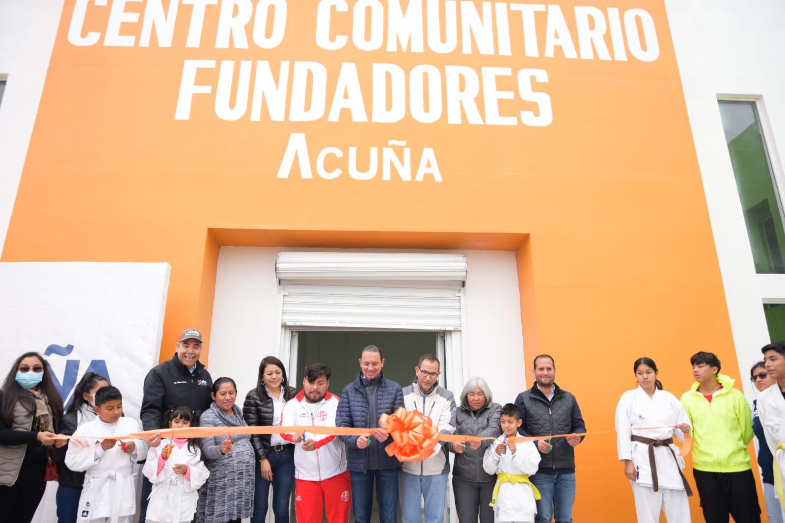 ALCALDE EMILIO DE HOYOS ENTREGA OBRA DE REHABILITACIÓN DEL CENTRO COMUNITARIO FUNDADORES