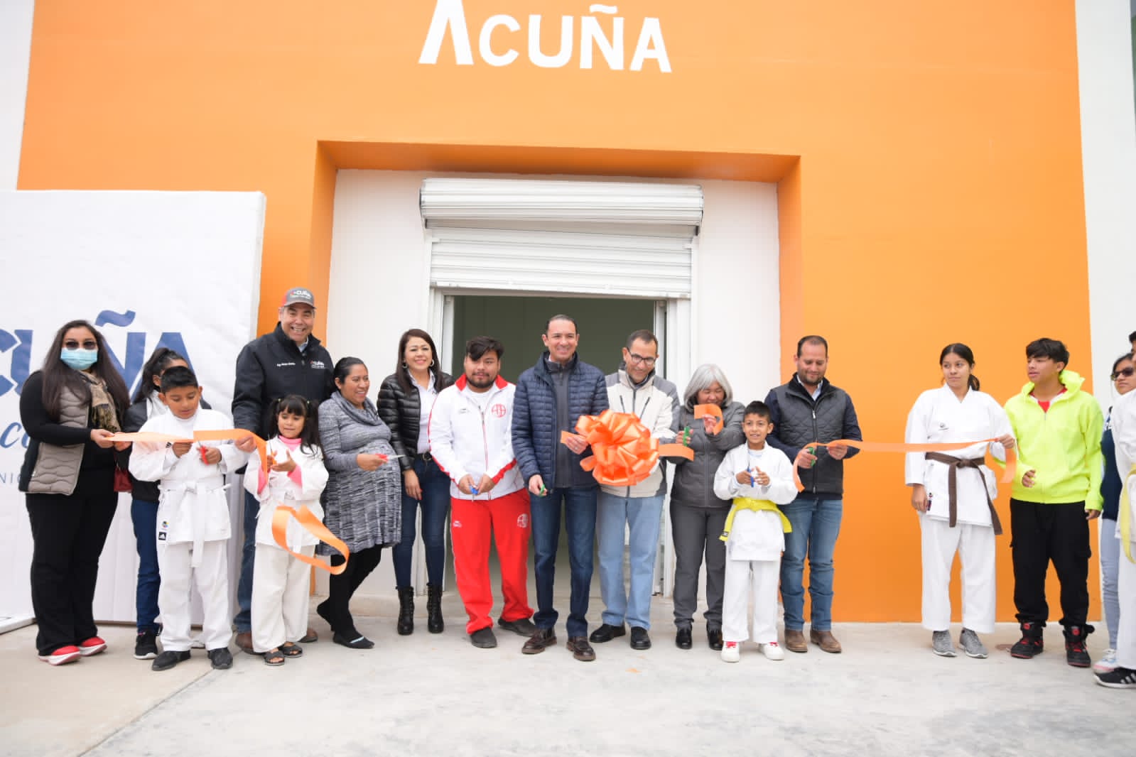 ALCALDE EMILIO DE HOYOS ENTREGA OBRA DE REHABILITACIÓN DEL CENTRO COMUNITARIO FUNDADORES