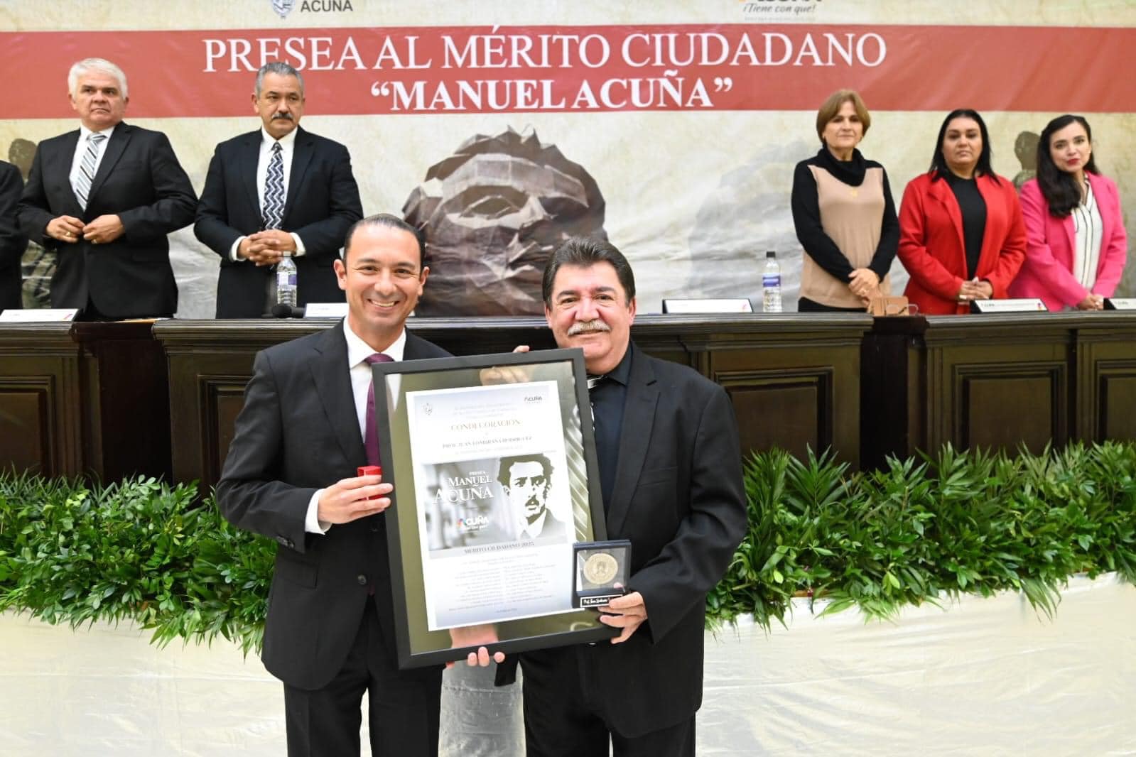 EN SESIÓN SOLEMNE DE CABILDO ENTREGARON PRESEA AL MÉRITO CIUDADANO "MANUEL ACUÑA" 2023 AL PROFESOR JUAN LOMBRAÑA RODRÍGUEZ