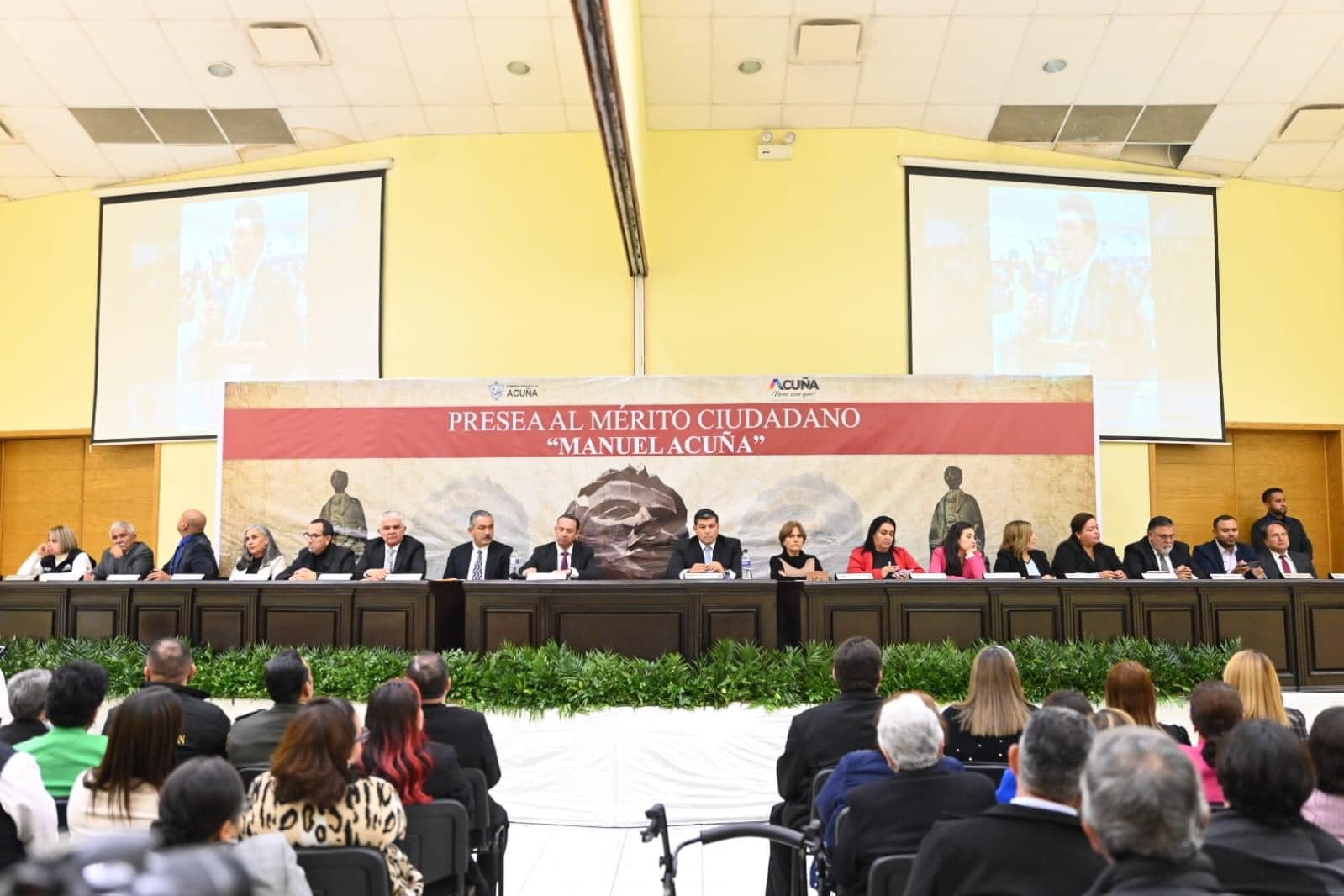 EN SESIÓN SOLEMNE DE CABILDO ENTREGARON PRESEA AL MÉRITO CIUDADANO "MANUEL ACUÑA" 2023 AL PROFESOR JUAN LOMBRAÑA RODRÍGUEZ
