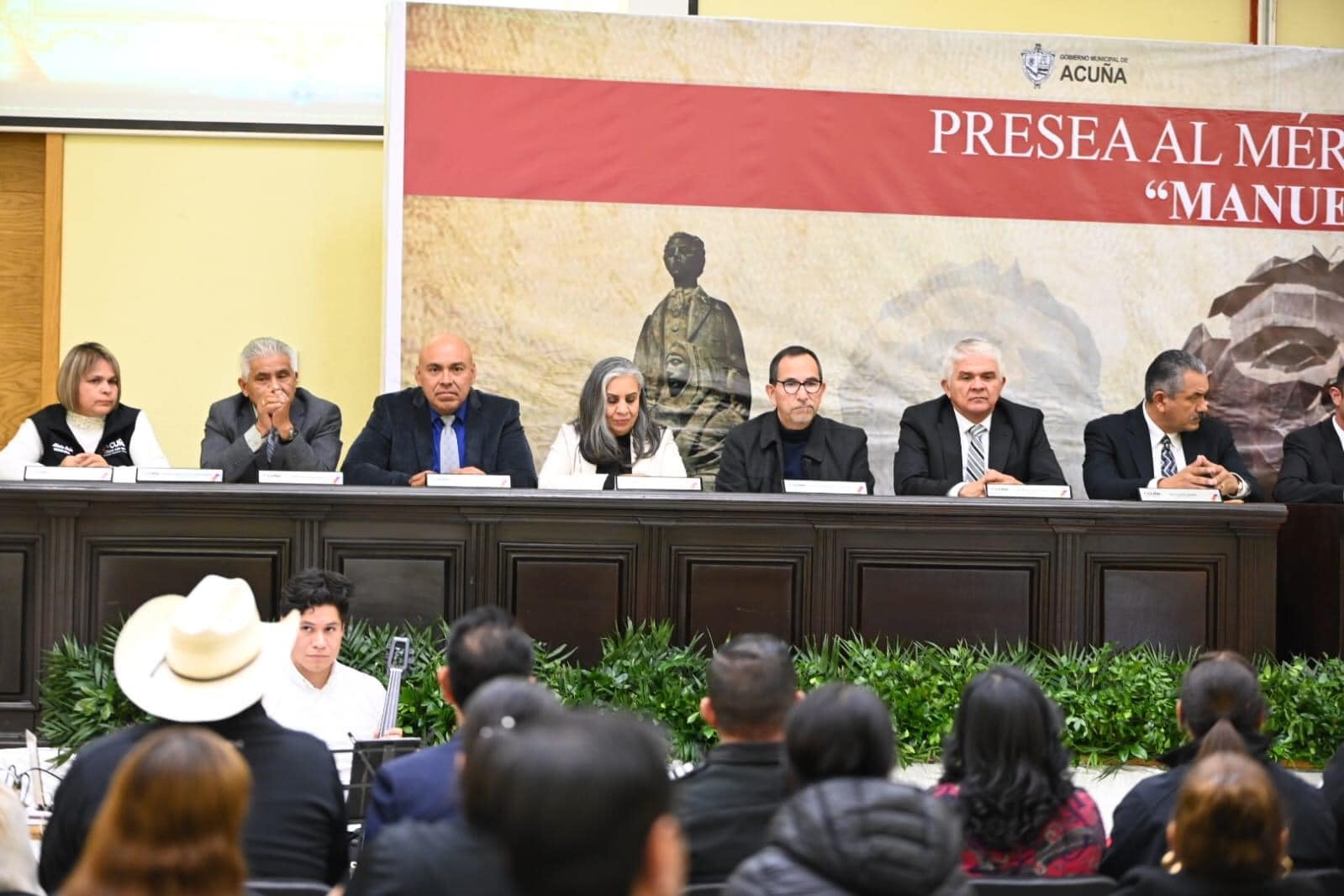 EN SESIÓN SOLEMNE DE CABILDO ENTREGARON PRESEA AL MÉRITO CIUDADANO "MANUEL ACUÑA" 2023 AL PROFESOR JUAN LOMBRAÑA RODRÍGUEZ