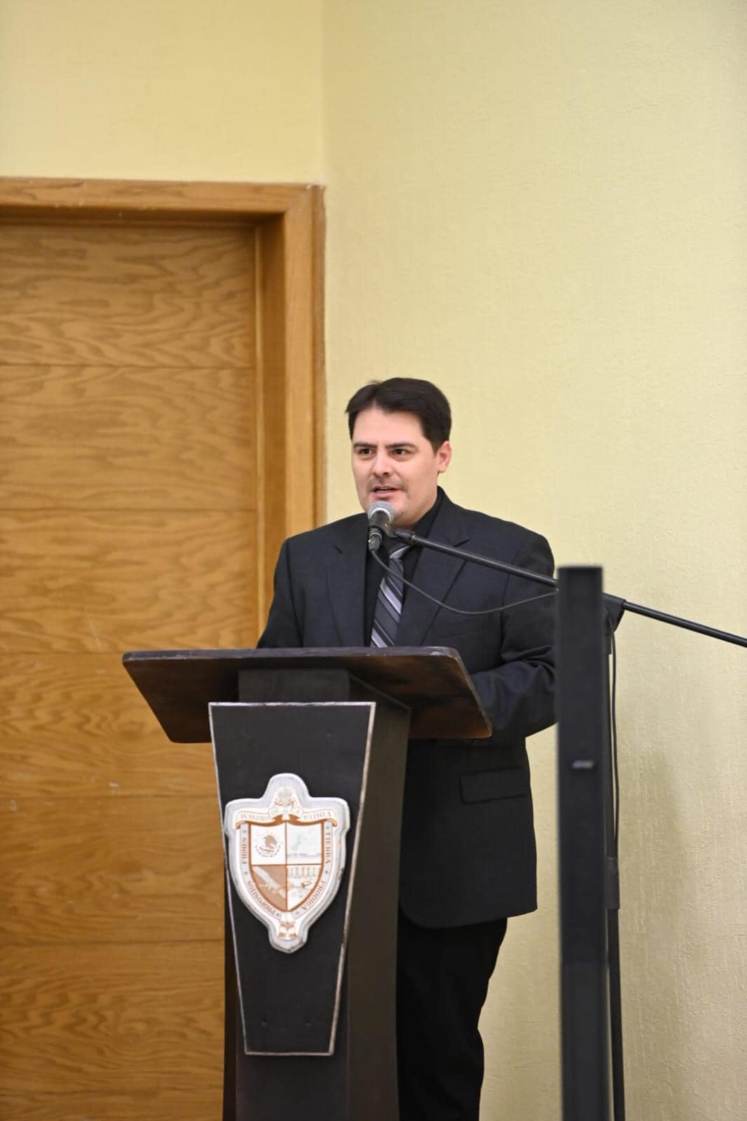 EN SESIÓN SOLEMNE DE CABILDO ENTREGARON PRESEA AL MÉRITO CIUDADANO "MANUEL ACUÑA" 2023 AL PROFESOR JUAN LOMBRAÑA RODRÍGUEZ