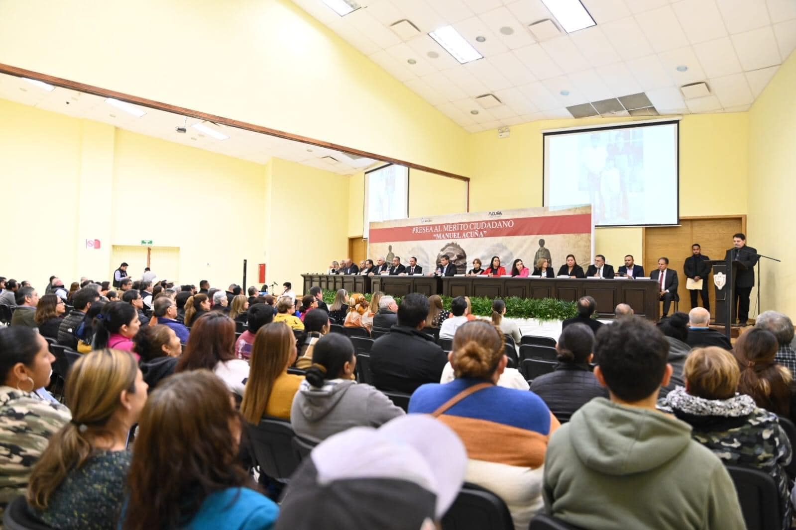 EN SESIÓN SOLEMNE DE CABILDO ENTREGARON PRESEA AL MÉRITO CIUDADANO "MANUEL ACUÑA" 2023 AL PROFESOR JUAN LOMBRAÑA RODRÍGUEZ