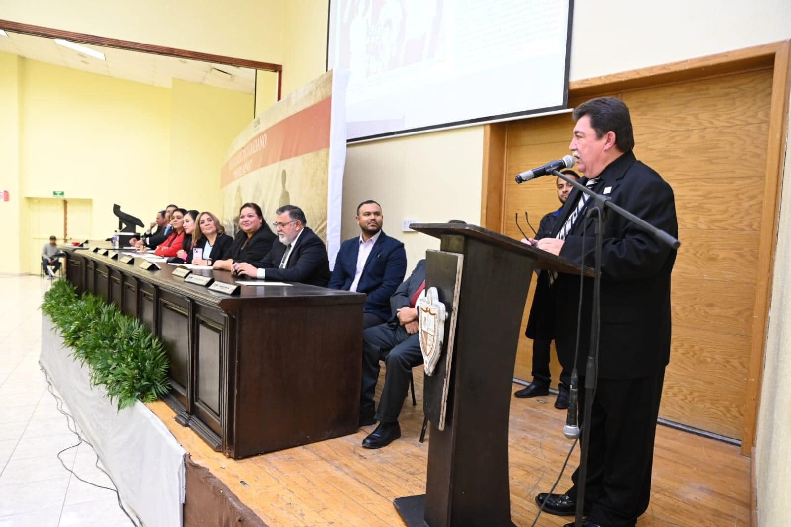 EN SESIÓN SOLEMNE DE CABILDO ENTREGARON PRESEA AL MÉRITO CIUDADANO "MANUEL ACUÑA" 2023 AL PROFESOR JUAN LOMBRAÑA RODRÍGUEZ