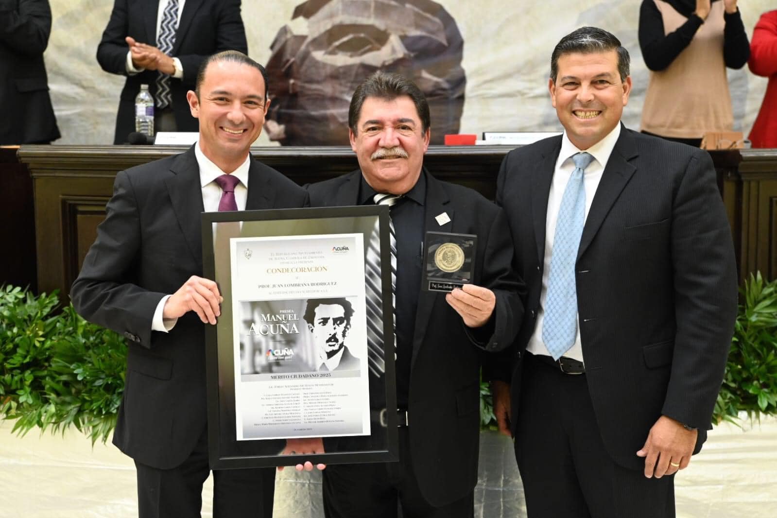 EN SESIÓN SOLEMNE DE CABILDO ENTREGARON PRESEA AL MÉRITO CIUDADANO "MANUEL ACUÑA" 2023 AL PROFESOR JUAN LOMBRAÑA RODRÍGUEZ