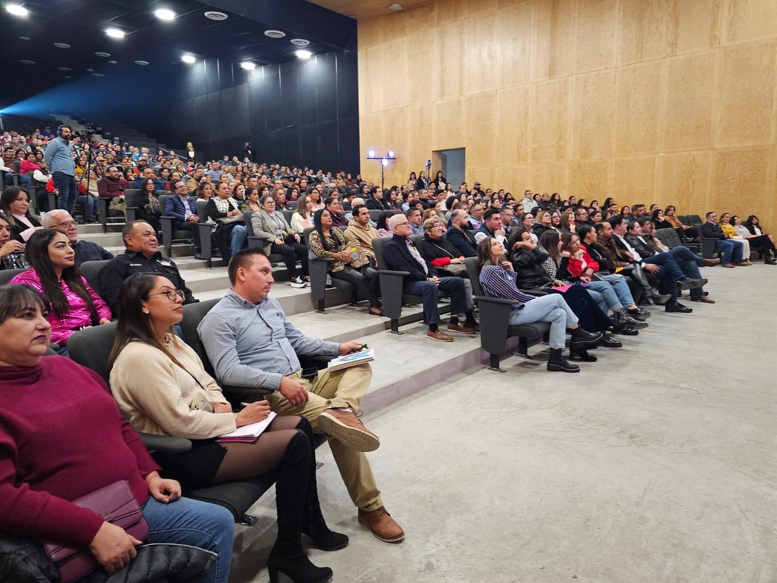 Éxito Rotundo, la Conferencia "Sin pretextos, cambia el pero por el puedo" de Yordi Rosado