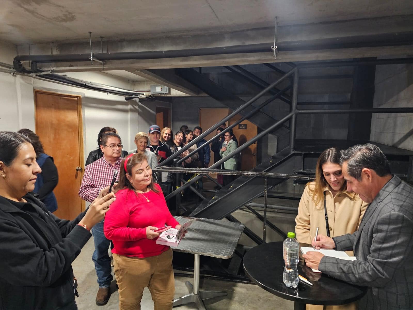 Éxito Rotundo, la Conferencia "Sin pretextos, cambia el pero por el puedo" de Yordi Rosado
