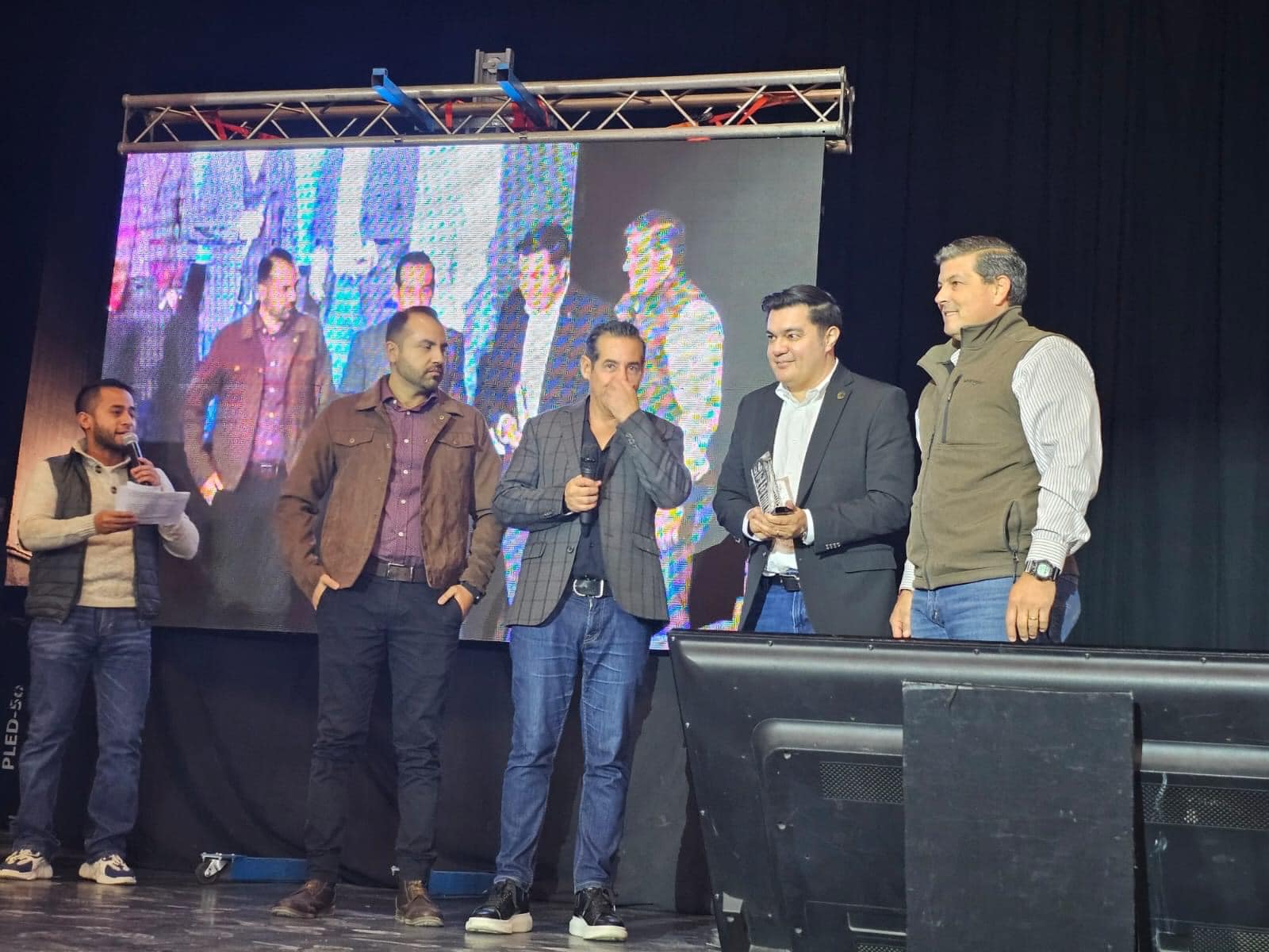 Éxito Rotundo, la Conferencia "Sin pretextos, cambia el pero por el puedo" de Yordi Rosado