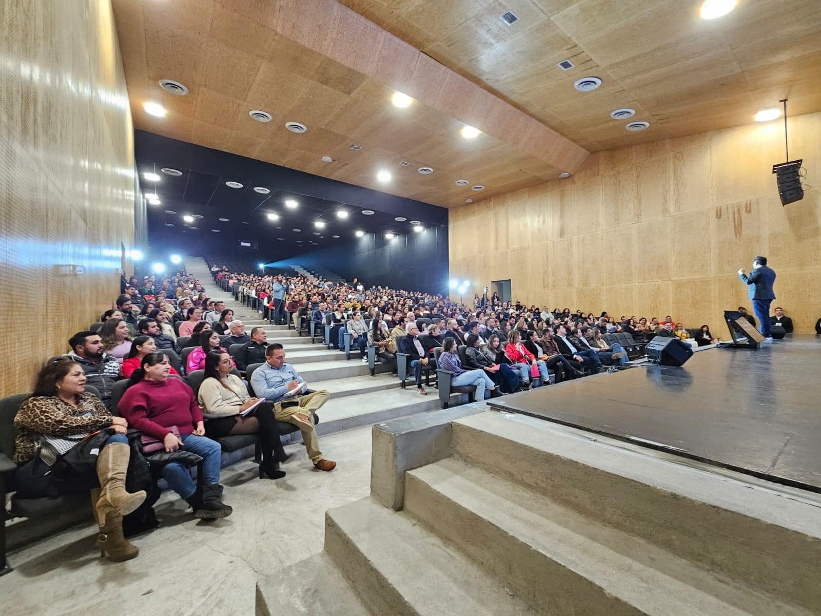 Éxito Rotundo, la Conferencia "Sin pretextos, cambia el pero por el puedo" de Yordi Rosado