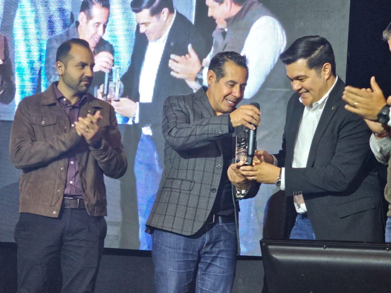 Éxito Rotundo, la Conferencia "Sin pretextos, cambia el pero por el puedo" de Yordi Rosado