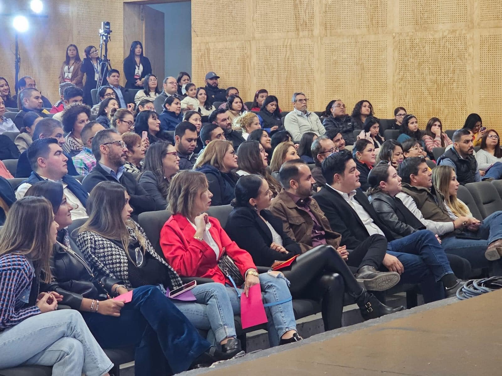 Éxito Rotundo, la Conferencia "Sin pretextos, cambia el pero por el puedo" de Yordi Rosado