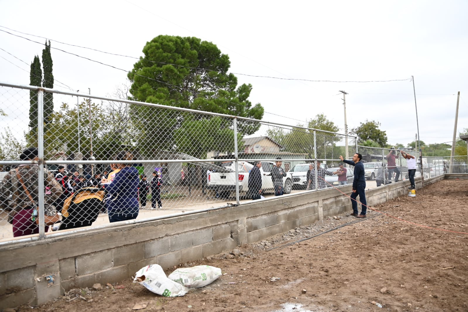 PONEN EN MARCHA OBRA DE CONSTRUCCIÓN DE MALLA CICLÓNICA EN EL JARDÍN DE NIÑOS DEL EJIDO BALCONES