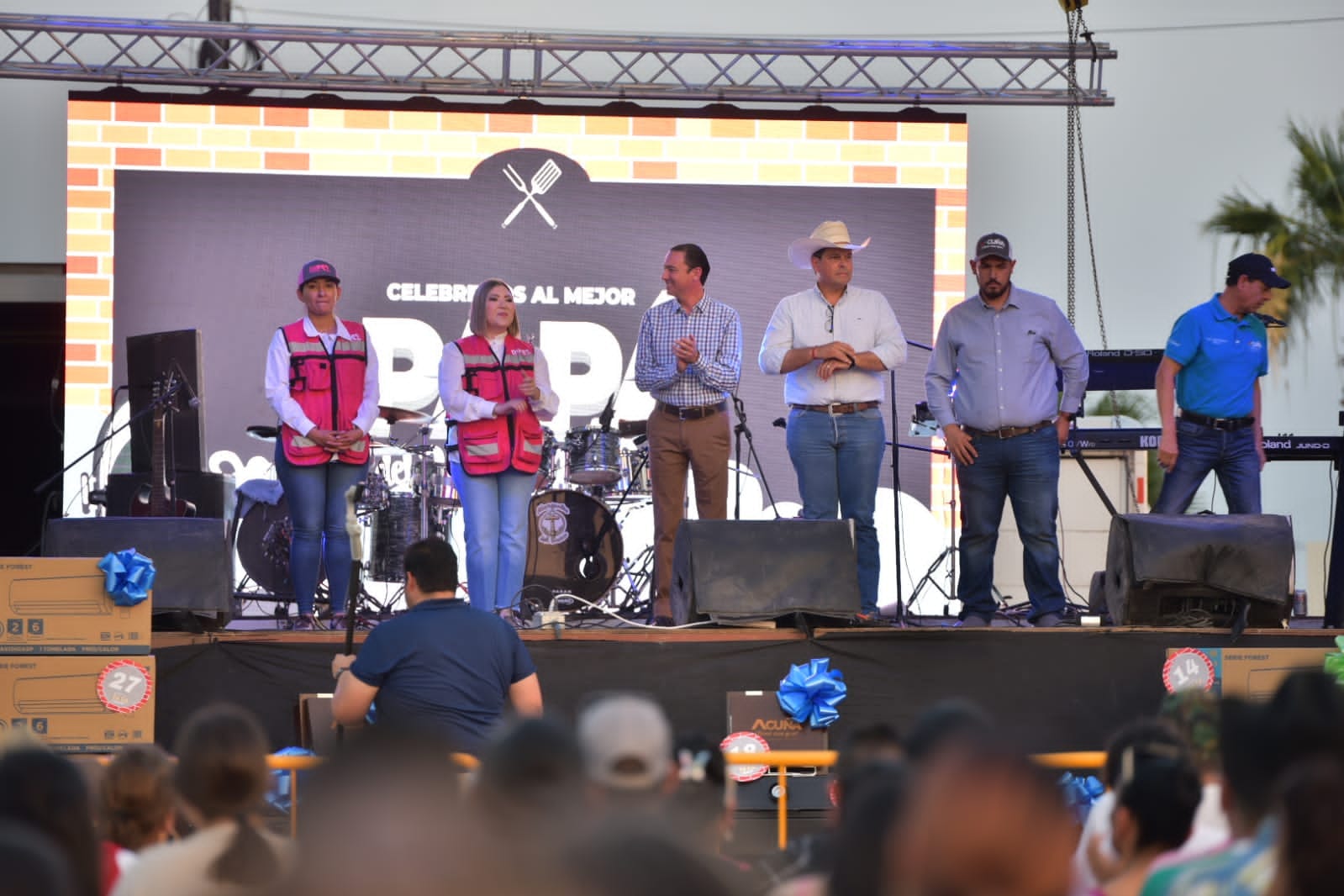 CON CONCIERTO MUSICAL Y SORTEO FESTEJÓ EL DIF A LOS PADRES DE ACUÑA