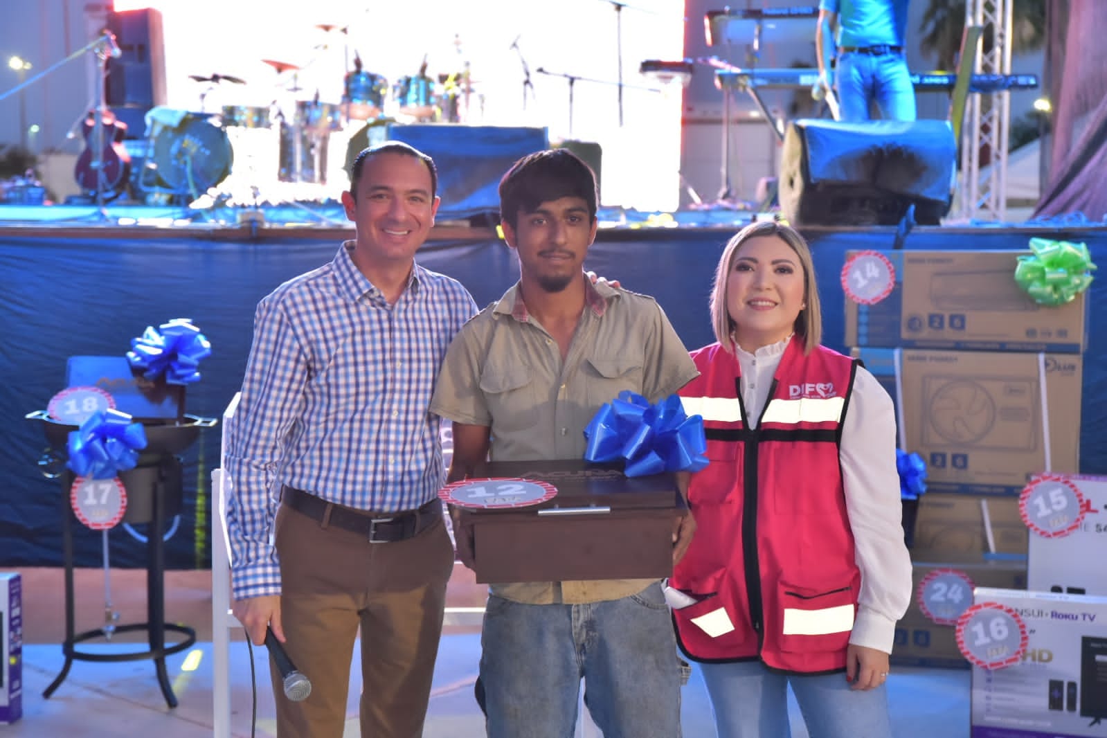 CON CONCIERTO MUSICAL Y SORTEO FESTEJÓ EL DIF A LOS PADRES DE ACUÑA