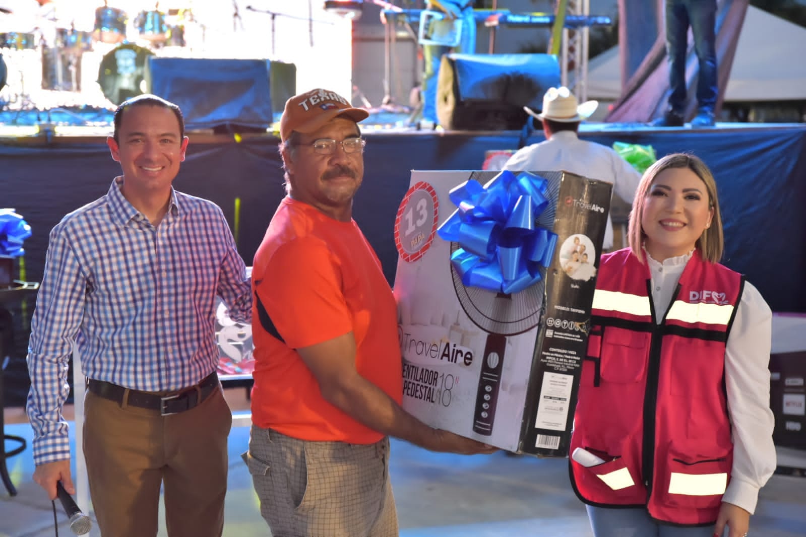 CON CONCIERTO MUSICAL Y SORTEO FESTEJÓ EL DIF A LOS PADRES DE ACUÑA