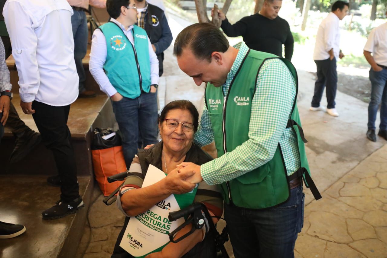 ENTREGA MANOLO MÁS DE MIL 800 ESCRITURAS EN COAHUILA