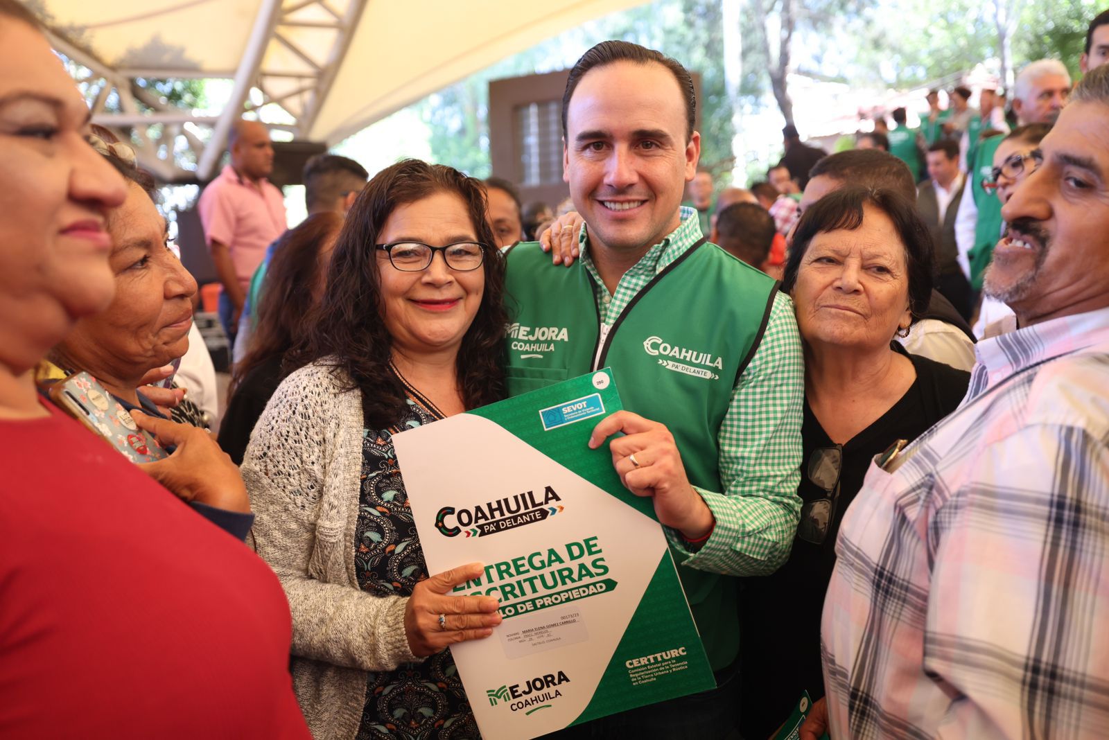 ENTREGA MANOLO MÁS DE MIL 800 ESCRITURAS EN COAHUILA