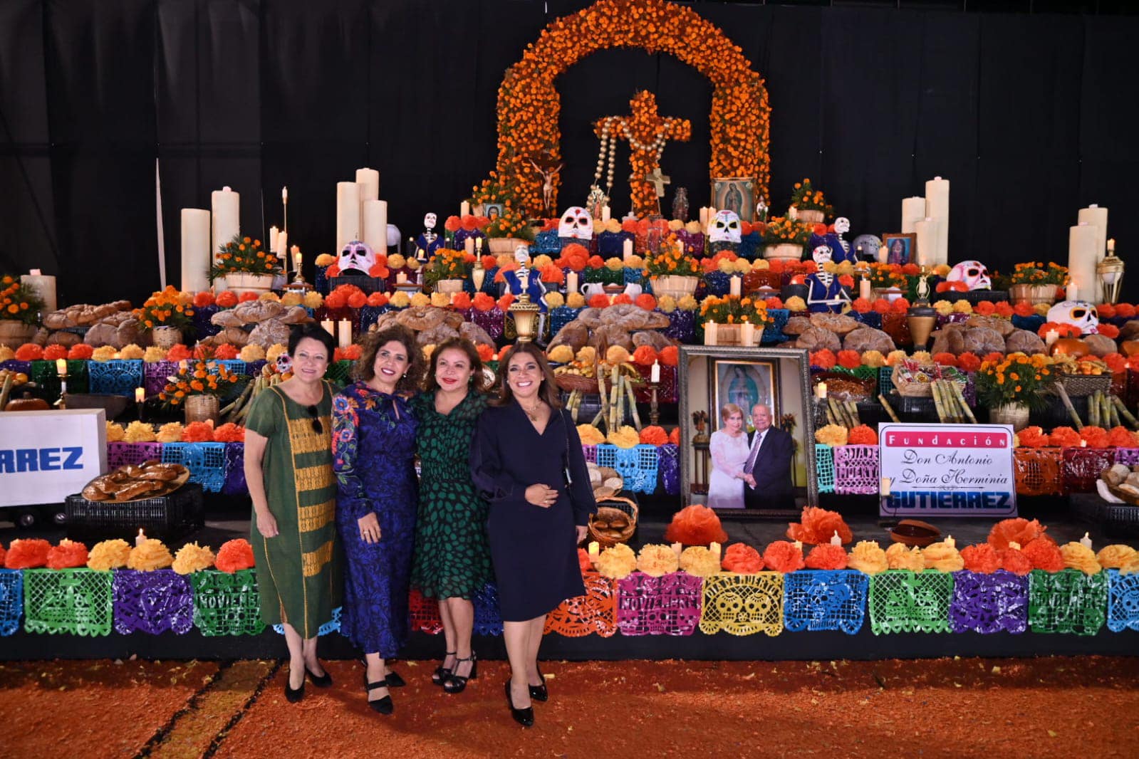 CON LA ELABORACIÓN DE ALTAR DE MUERTOS ACUÑA REAFIRMÓ EL  VALOR Y EJEMPLO DE VIDA DE DON ANTONIO Y DOÑA HERMINIA GUTIÉRREZ