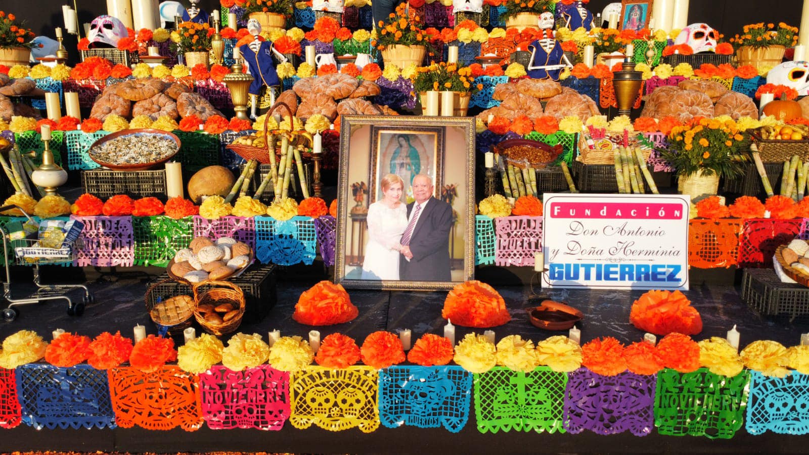 CON LA ELABORACIÓN DE ALTAR DE MUERTOS ACUÑA REAFIRMÓ EL  VALOR Y EJEMPLO DE VIDA DE DON ANTONIO Y DOÑA HERMINIA GUTIÉRREZ