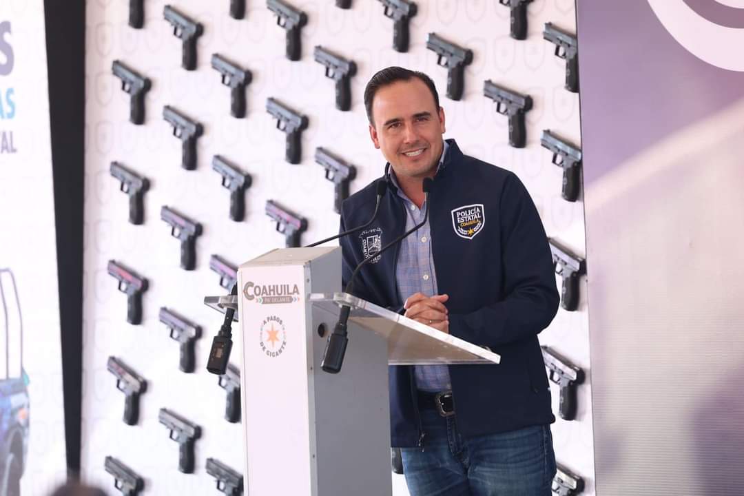 ENTREGAN PATRULLAS, ARMAS Y BECAS PARA FORTALECER SEGURIDAD EN COAHUILA