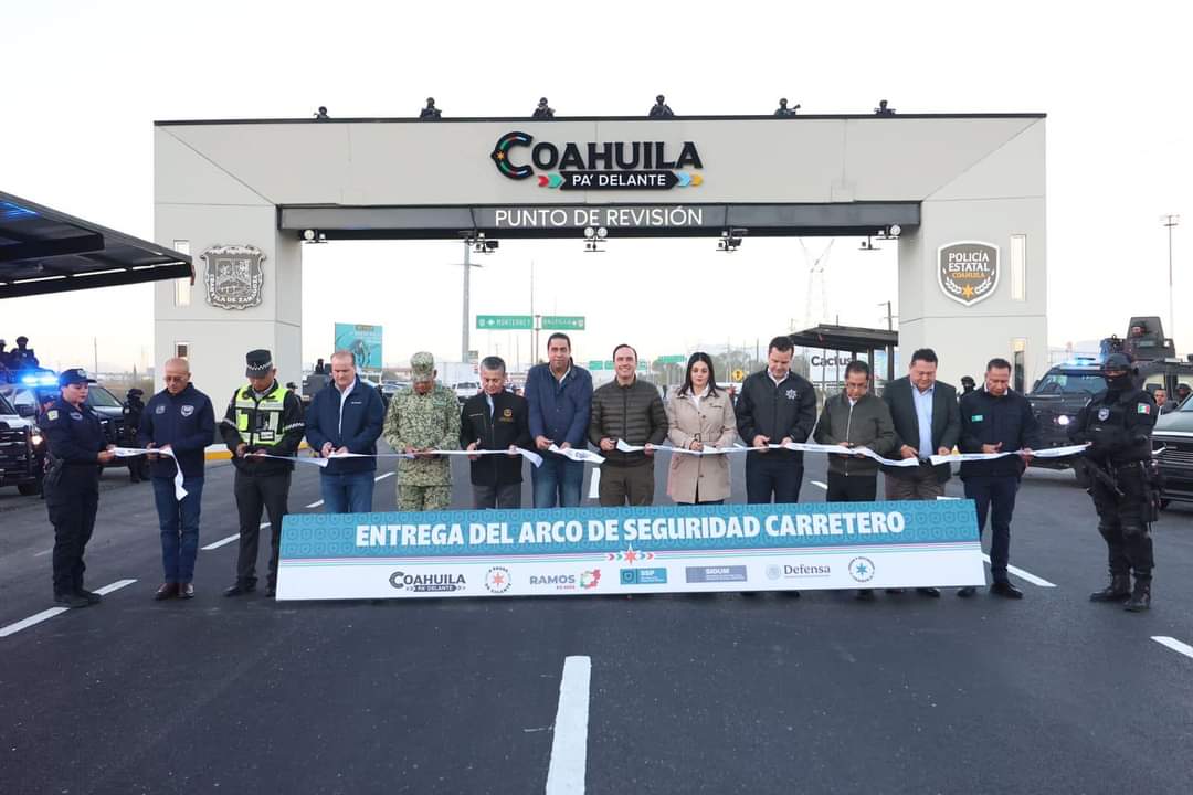 INAUGURA MANOLO  PRIMER ARCO DE SEGURIDAD CARRETERO EN COAHUILA