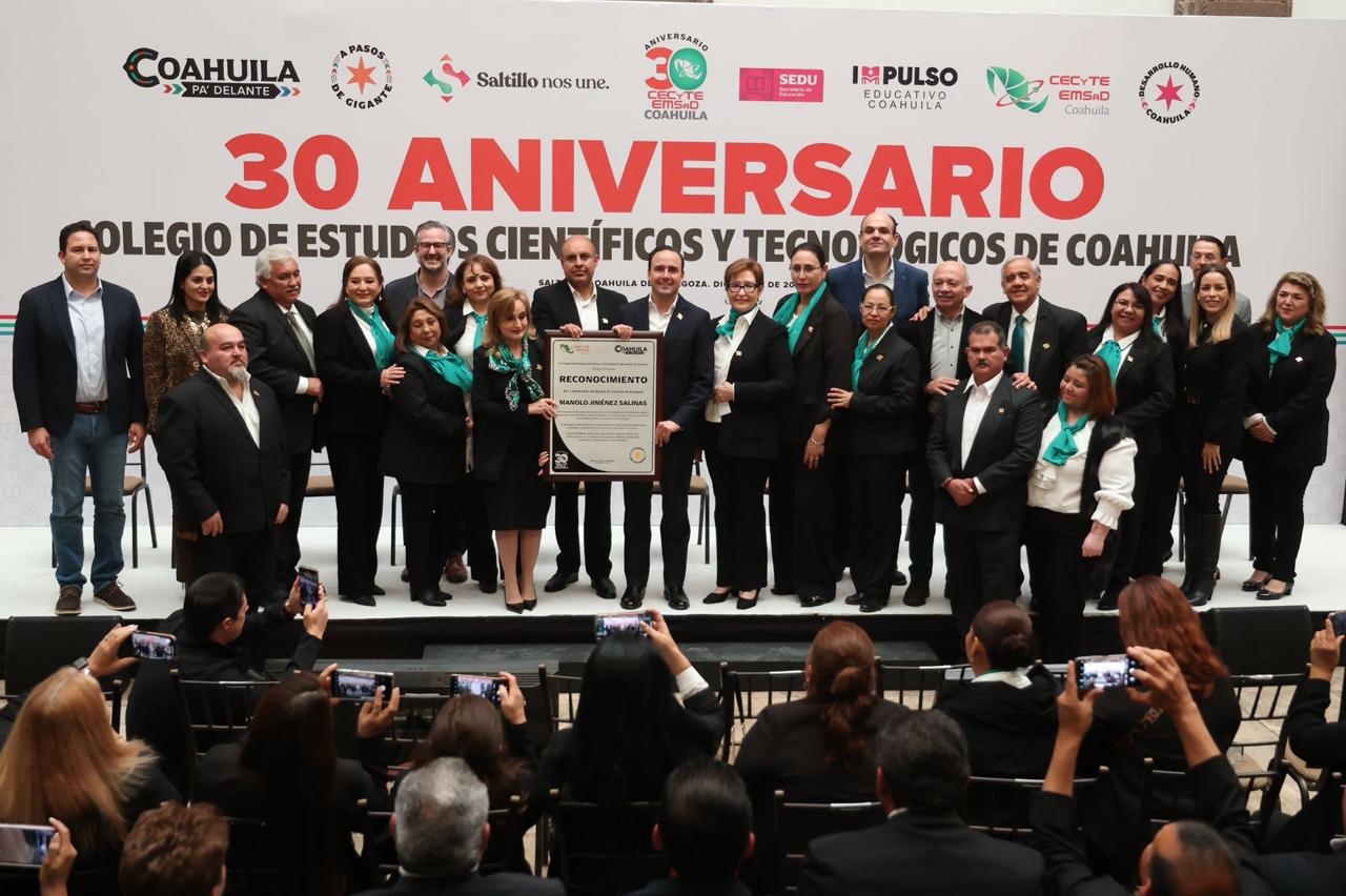 CELEBRA MANOLO 30 AÑOS DEL CECYTE COAHUILA