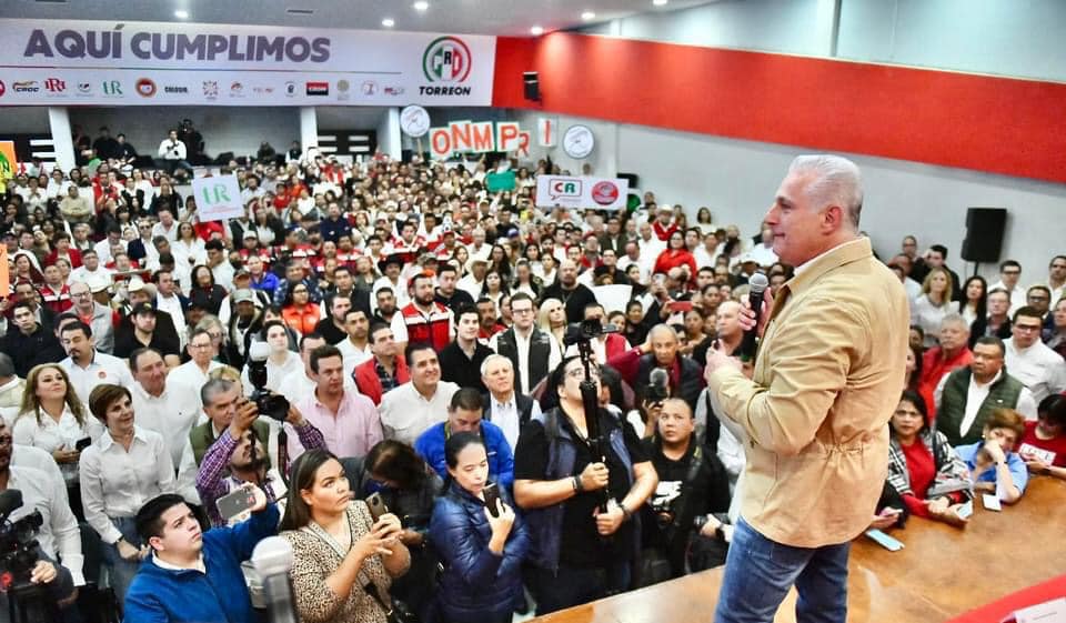 Miles apoyan registros de precandidatos del PRI