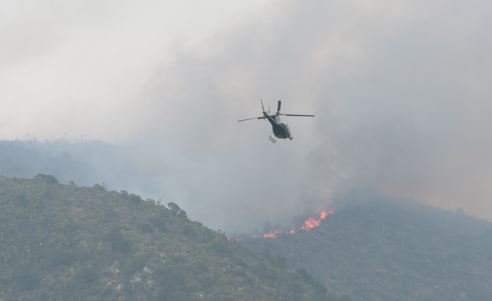 AVANZAN TRABAJOS DE CONTROL Y LIQUIDACIÓN DEL INCENDIO EN JAGÜEY DE FERNIZA