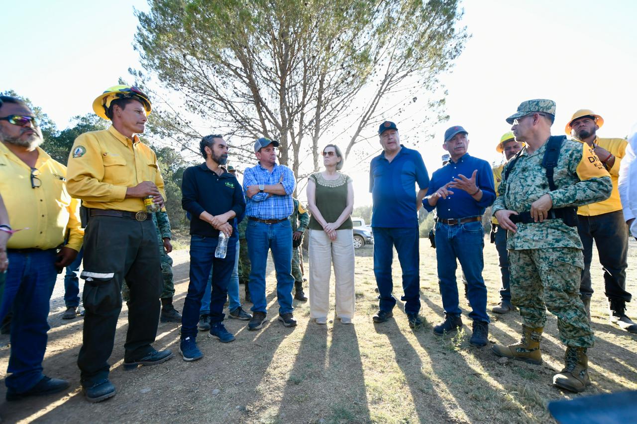 CONTINÚAN OPERATIVOS PARA COMBATIR INCENDIOS FORESTALES EN COAHUILA