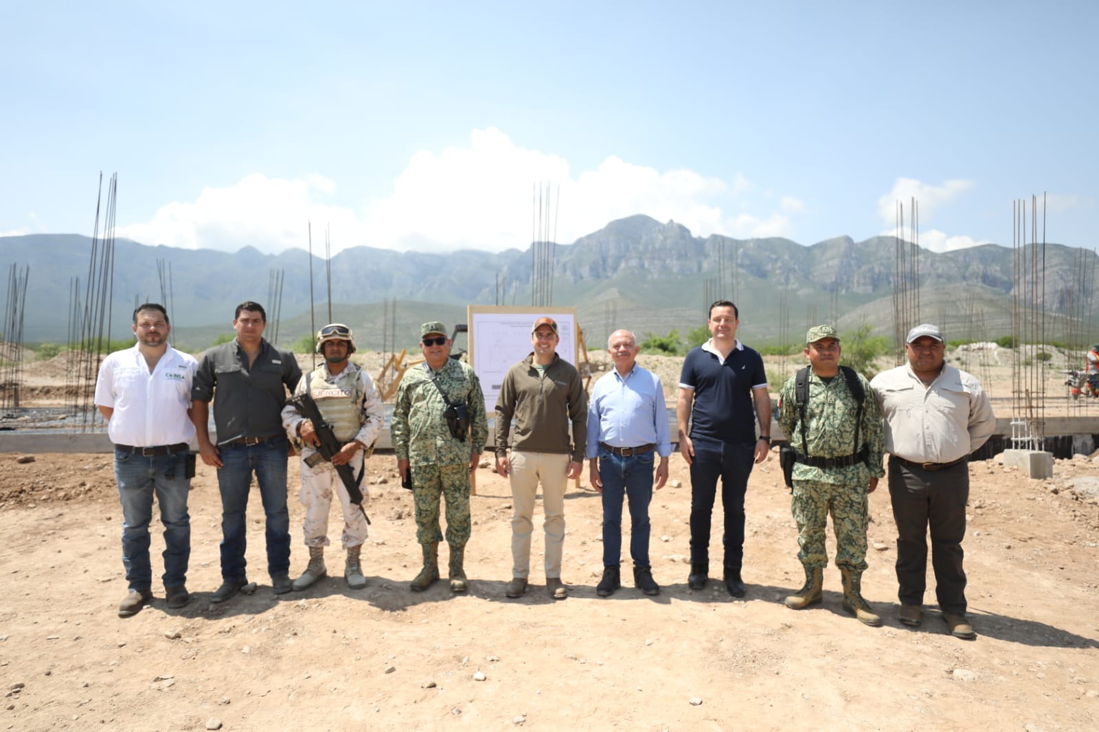 SUPERVISAN GOBERNADOR Y GENERAL OBRAS MILITARES EN COAHUILA