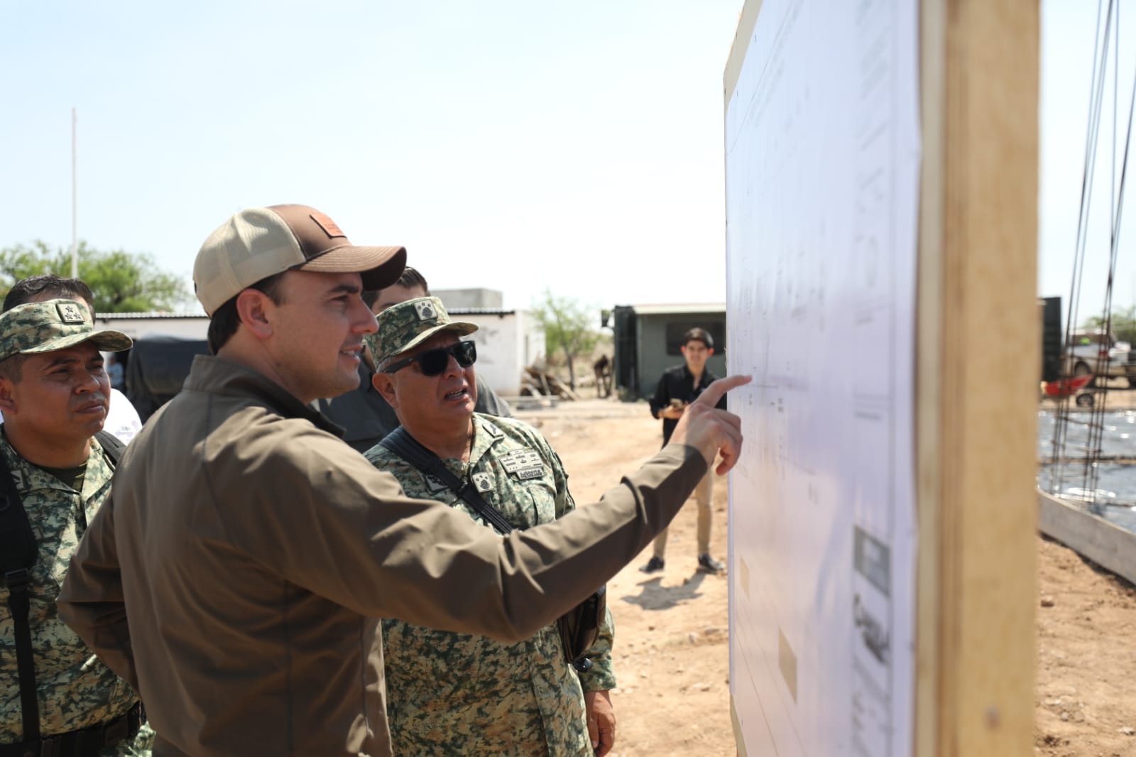 SUPERVISAN GOBERNADOR Y GENERAL OBRAS MILITARES EN COAHUILA