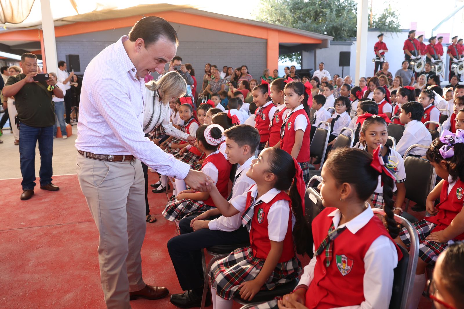 CON MÁS EDUCACIÓN MEJOR PRESENTE Y FUTURO PARA LAS NUEVAS GENERACIONES: MANOLO