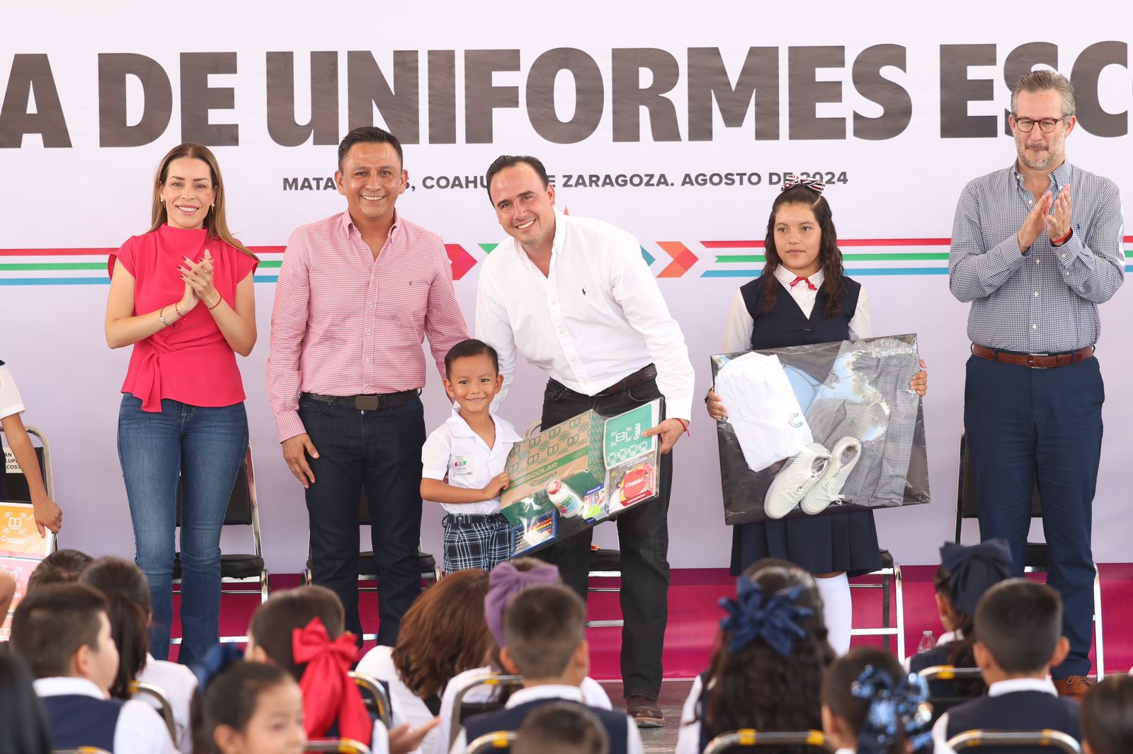 INICIAMOS LA ENTREGA DE UNIFORMES EN TODAS LAS ESCUELAS RURALES DE COAHUILA: MANOLO