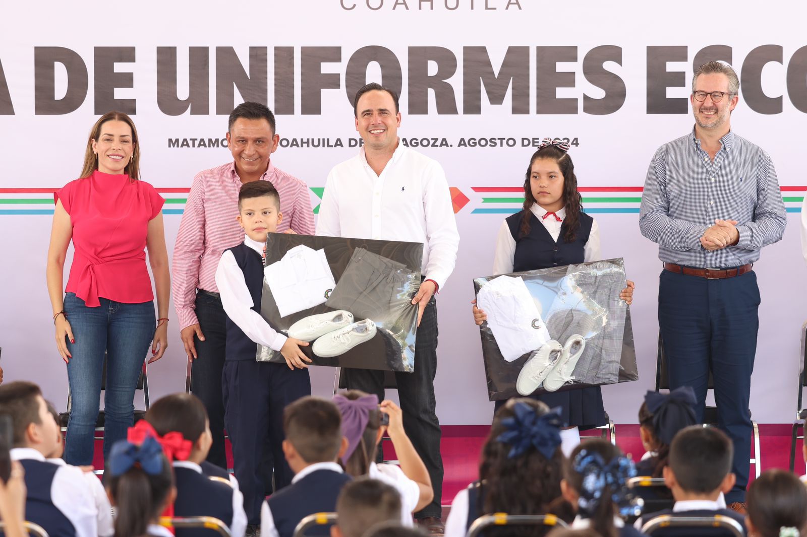 INICIAMOS LA ENTREGA DE UNIFORMES EN TODAS LAS ESCUELAS RURALES DE COAHUILA: MANOLO