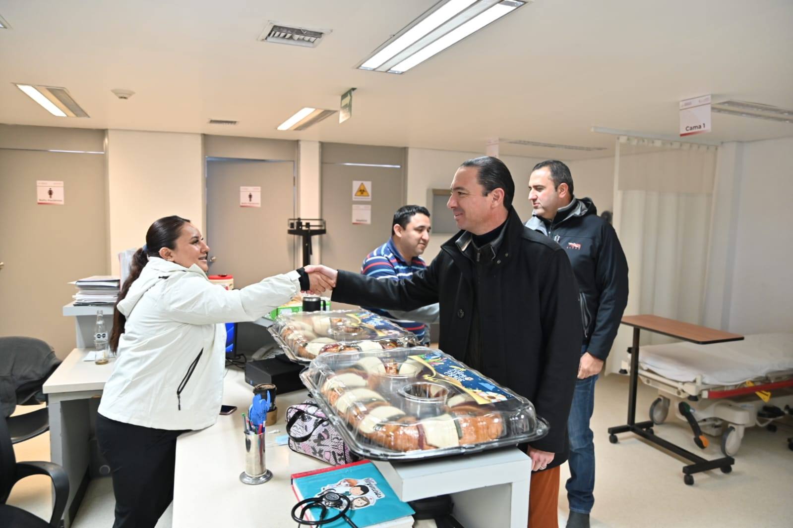 EL ALCALDE EMILIO DE HOYOS LLEVA UN MENSAJE DE GRATITUD AL PERSONAL DE ENFERMERÍA DE TODOS LOS HOSPITALES DE ACUÑA