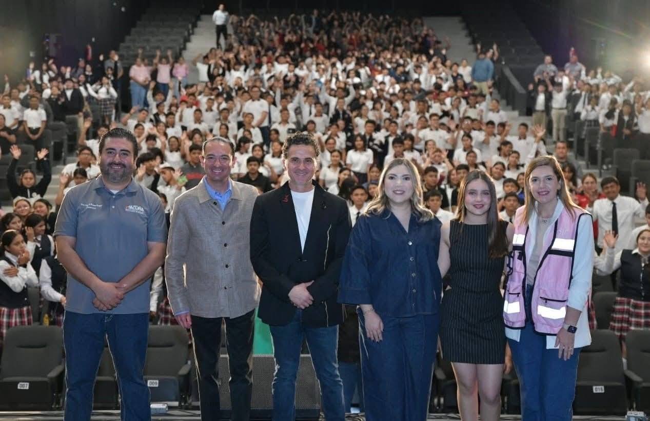 Dictan conferencia magistral dirigida a jóvenes
