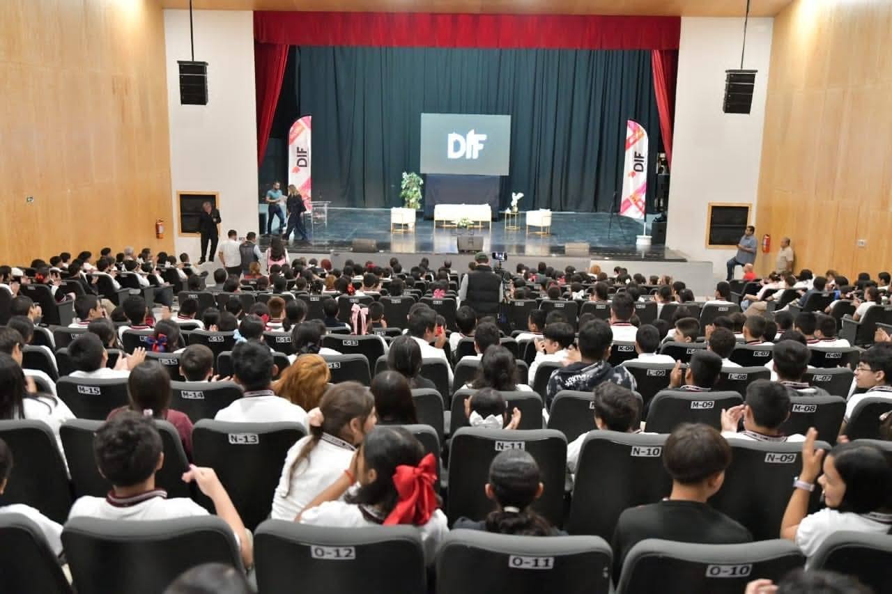 Dictan conferencia magistral dirigida a jóvenes