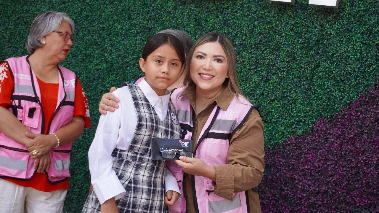 DIF Municipal Acuña entrega anteojos a estudiantes de primaria