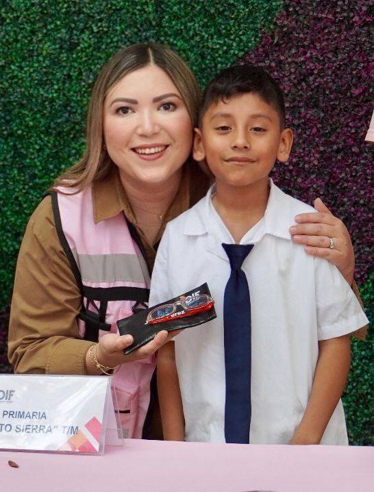 DIF Municipal Acuña entrega anteojos a estudiantes de primaria