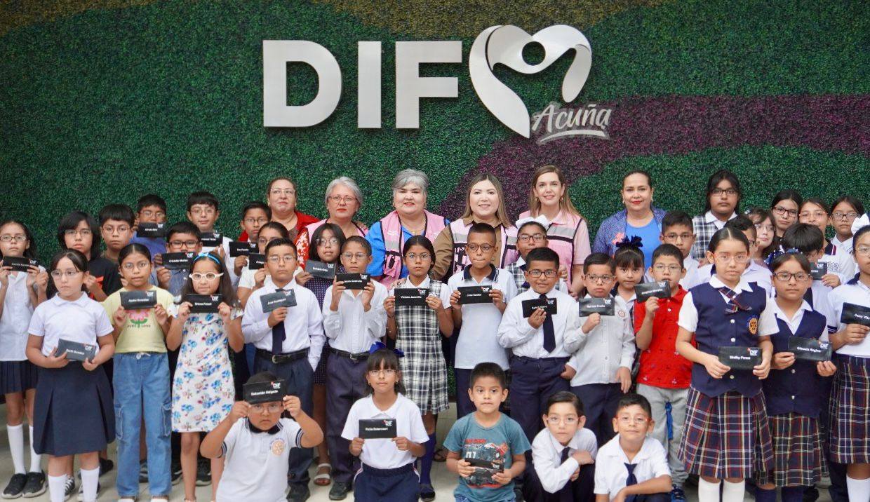DIF Municipal Acuña entrega anteojos a estudiantes de primaria