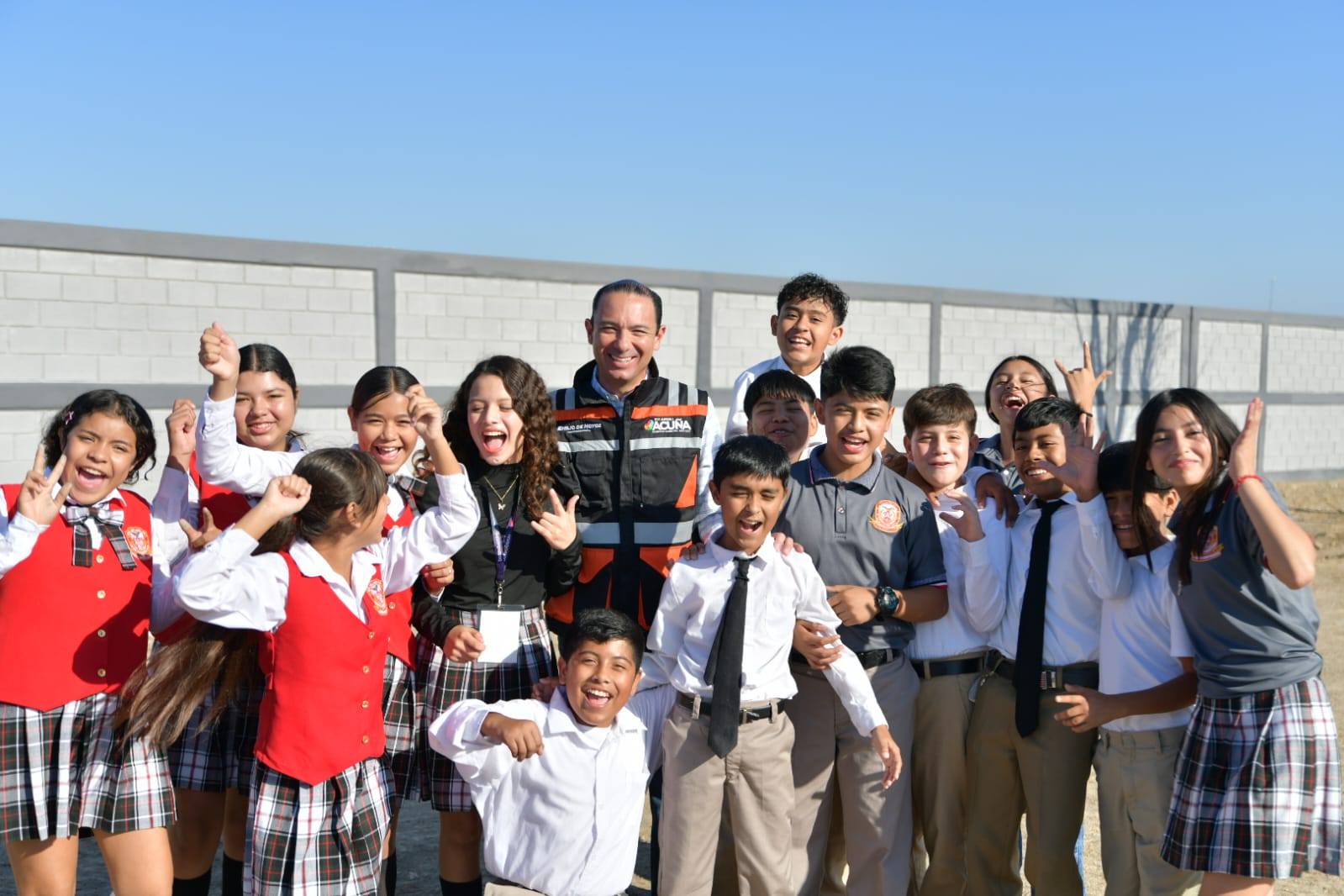 Click para regresar a la noticia MIL 300 ALUMNOS CON MAYOR SEGURIDAD: GOBIERNO MUNICIPAL ENTREGA NUEVA BARDA PERIMETRAL A SECUNDARIA 3