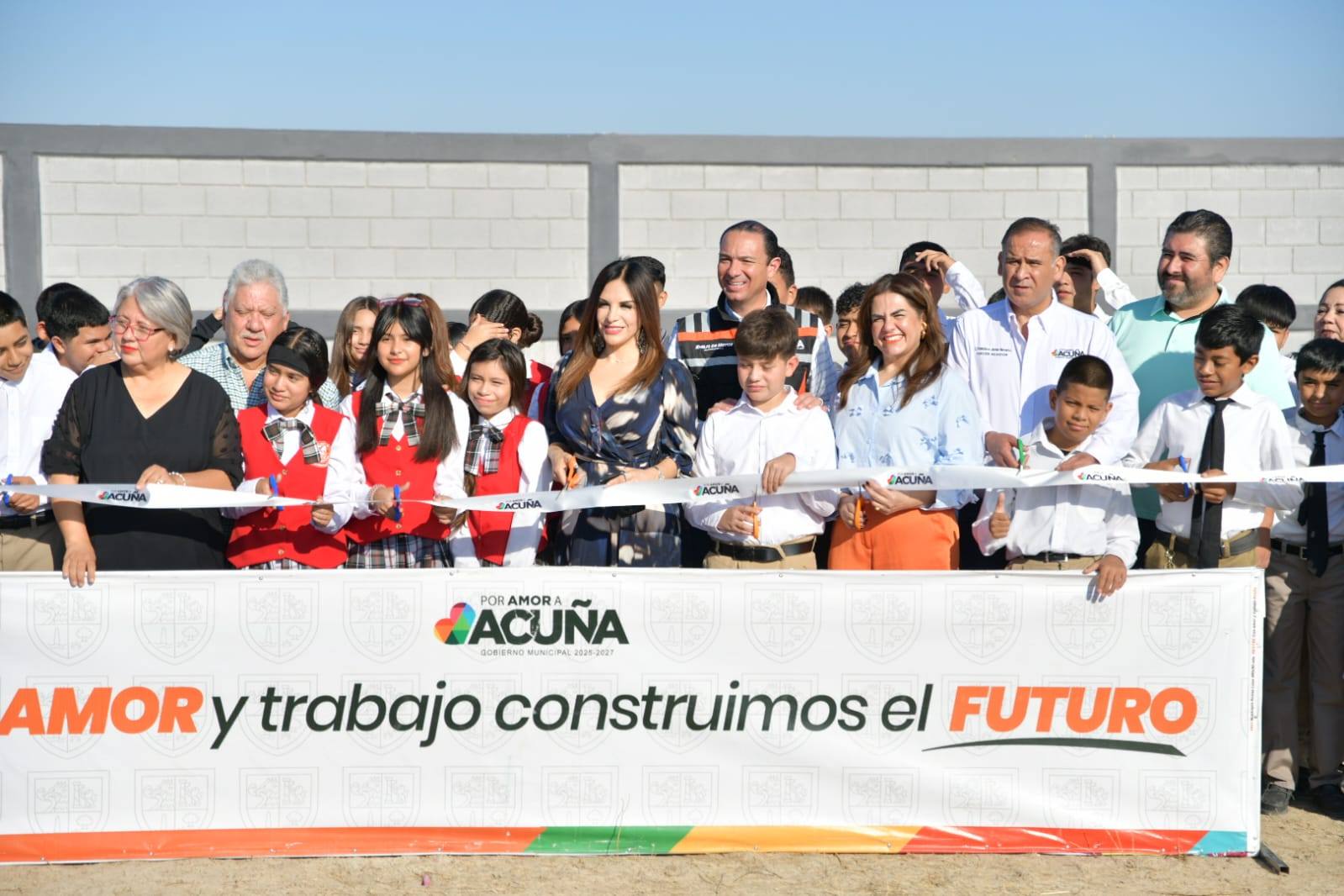 Click para regresar a la noticia MIL 300 ALUMNOS CON MAYOR SEGURIDAD: GOBIERNO MUNICIPAL ENTREGA NUEVA BARDA PERIMETRAL A SECUNDARIA 3